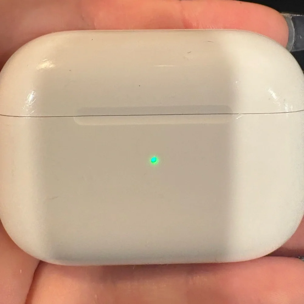 Apple White Wireless Earbuds with Charging Case